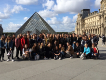 7. až 11. října 2019 - Paříž a Versailles - před pyramidou Louvre