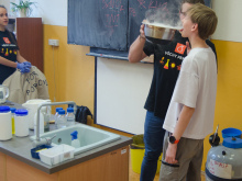 5. října 2026 - Chemie trochu jinak: studenti VŠCHT předvedli žákům poutavé pokusy