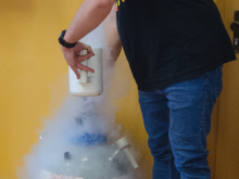 5. října 2026 - Chemie trochu jinak: studenti VŠCHT předvedli žákům poutavé pokusy