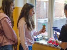 5. října 2026 - Chemie trochu jinak: studenti VŠCHT předvedli žákům poutavé pokusy