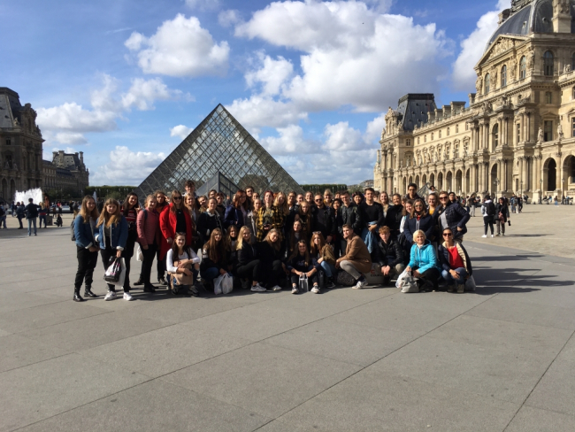 7. až 11. října 2019 - Paříž a Versailles - před pyramidou Louvre