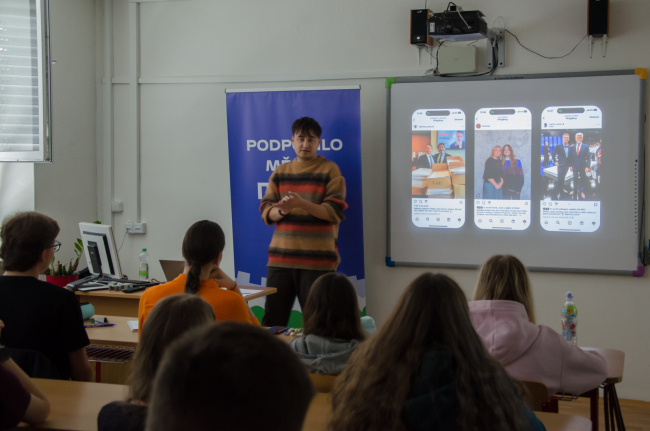 13. října 2025 - Mezi námi, den první