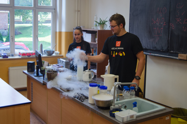 5. října 2026 - Chemie trochu jinak: studenti VŠCHT předvedli žákům poutavé pokusy